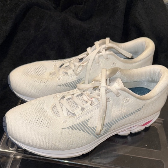 Nike White Athletic Shoes with Breathable Mesh and Sleek Design - Picture 1 of 14